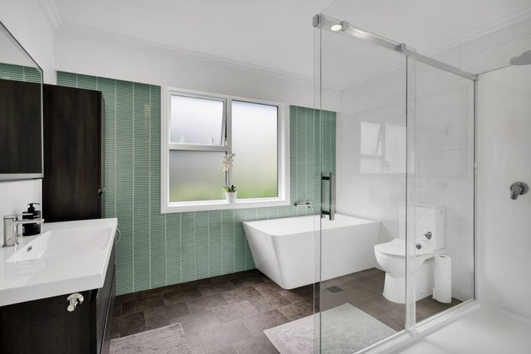 Photo of property in 218 Henwood Road, Paraite, New Plymouth, 4372