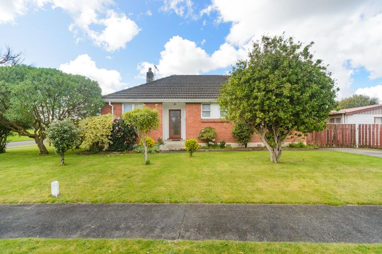 Photo of property in 60 Exeter Crescent, Takaro, Palmerston North, 4412