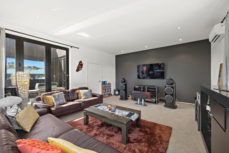 Photo of property in 2 Sunvista Avenue, Oteha, Auckland, 0632