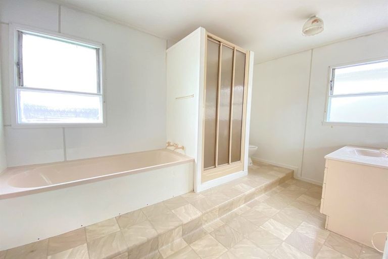 Photo of property in 2 Leewood Place, Pakuranga Heights, Auckland, 2010