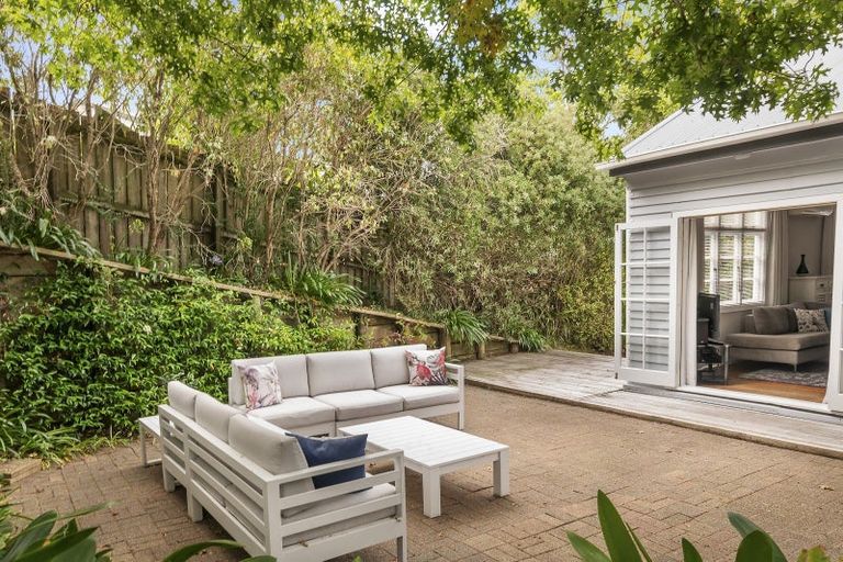 Photo of property in 14 Springtime Crescent, Stanmore Bay, Whangaparaoa, 0932