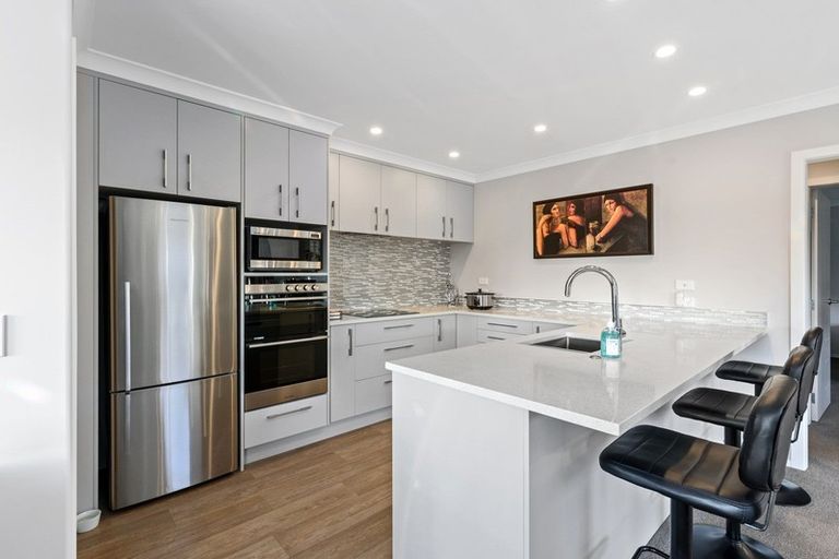 Photo of property in 13 Saint Vincent Way, Waikanae, 5036