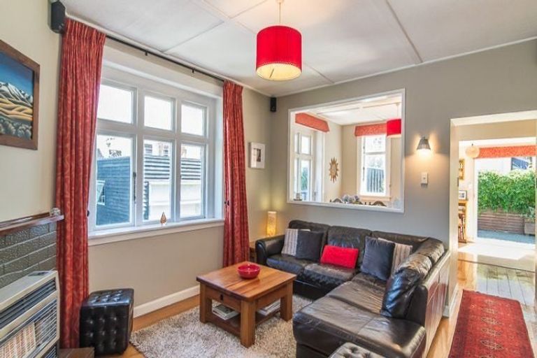 Photo of property in 6 Tiketike Way, Brooklyn, Wellington, 6021