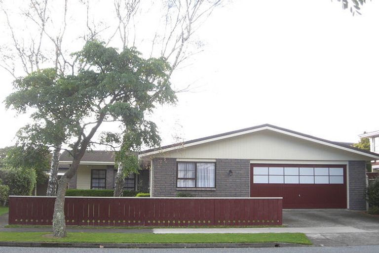 Photo of property in 35 Waddington Drive, Naenae, Lower Hutt, 5011