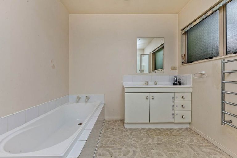 Photo of property in 8 Mandeville Place, Unsworth Heights, Auckland, 0632