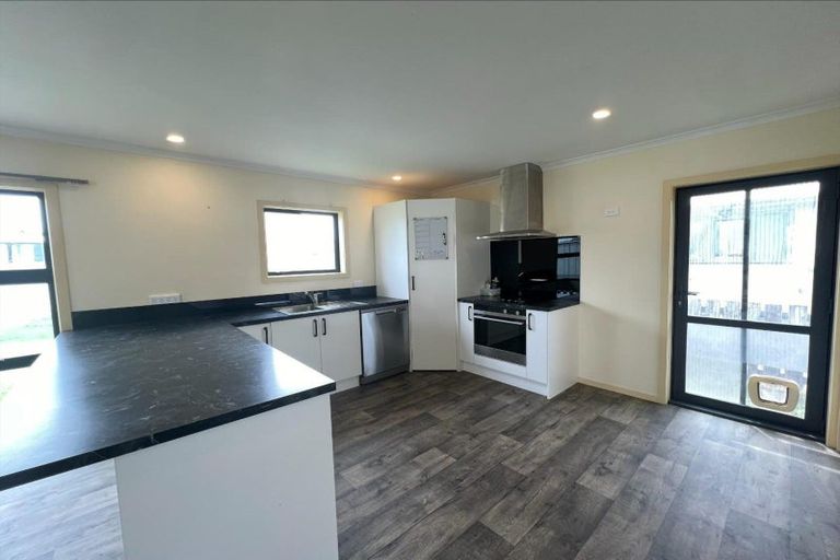 Photo of property in 12 Beaumaris Avenue, Castlecliff, Whanganui, 4501