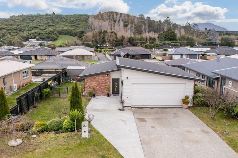 Photo of property in 7 Diamond Grove, Brown Owl, Upper Hutt, 5018