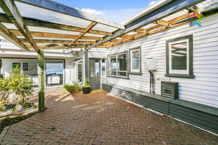 Photo of property in 30 Singers Road, Korokoro, Lower Hutt, 5012