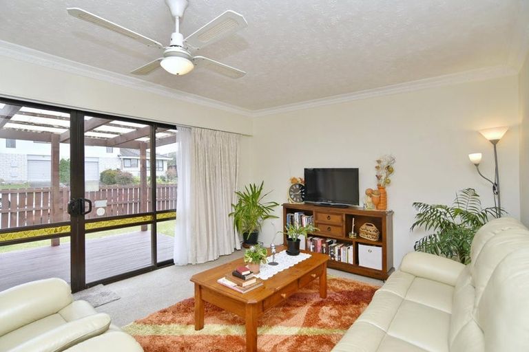 Photo of property in 1/2 James Condon Place, Redwood, Christchurch, 8051