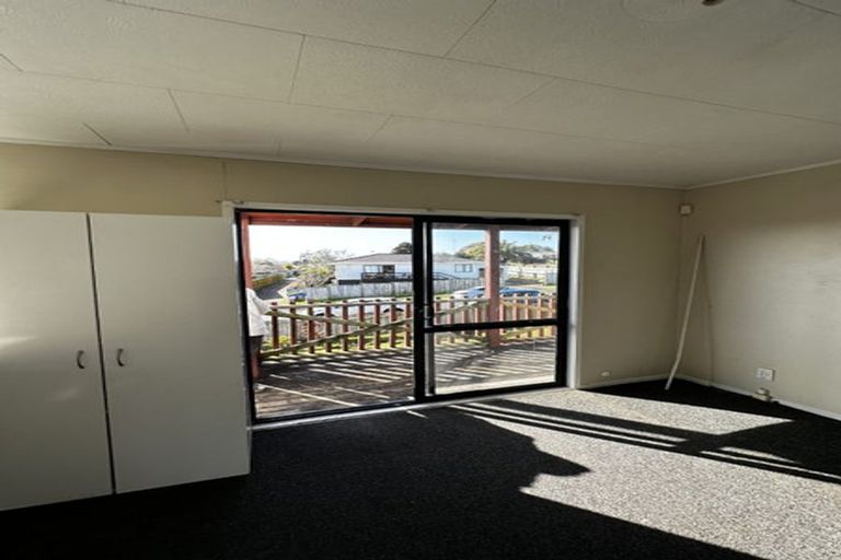 Photo of property in 18 Kopara Place, Clendon Park, Auckland, 2103