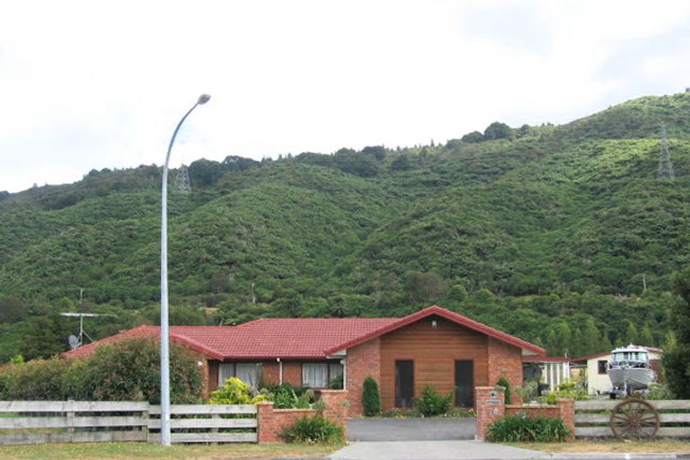Photo of property in 18 Malcolm Gillies Grove, Totara Park, Upper Hutt, 5018
