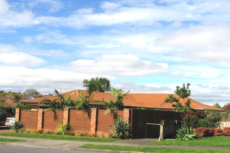Photo of property in 20 Loloma Drive, Half Moon Bay, Auckland, 2012