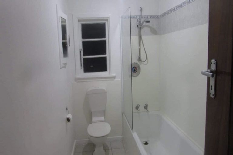 Photo of property in 137 Whites Line East, Waiwhetu, Lower Hutt, 5010