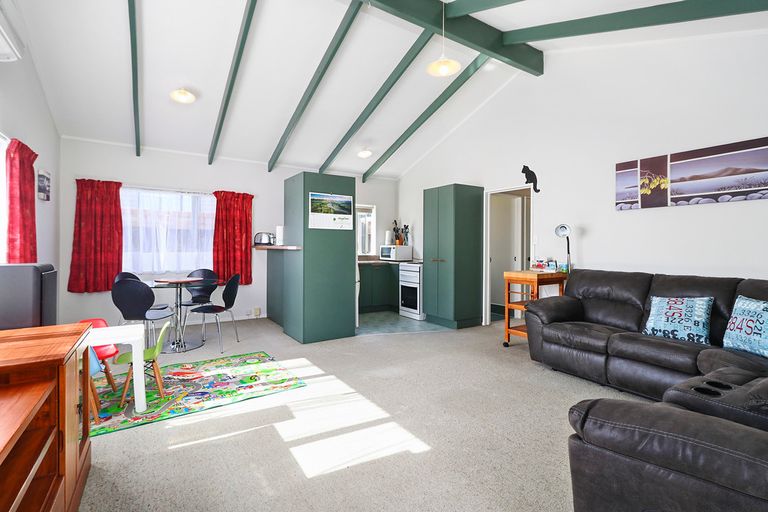 Photo of property in 1/62 Savoy Road, Glen Eden, Auckland, 0602