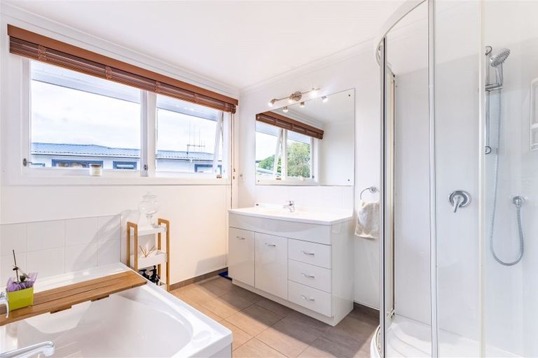 Photo of property in 8 Woodstock Place, Hokowhitu, Palmerston North, 4410