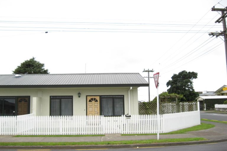 Photo of property in 2/39 Clemow Road, Fitzroy, New Plymouth, 4312