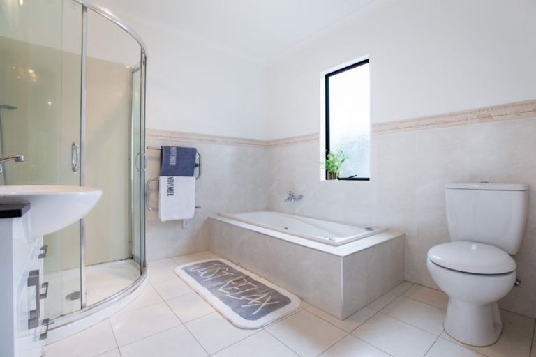 Photo of property in 64 Rising Parade, Fairview Heights, Auckland, 0632