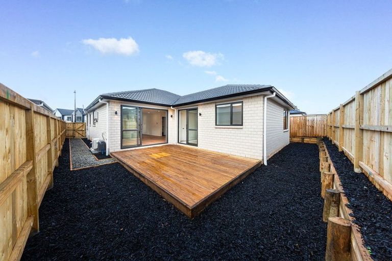 Photo of property in 17 Cara Avenue, Kumeu, 0810