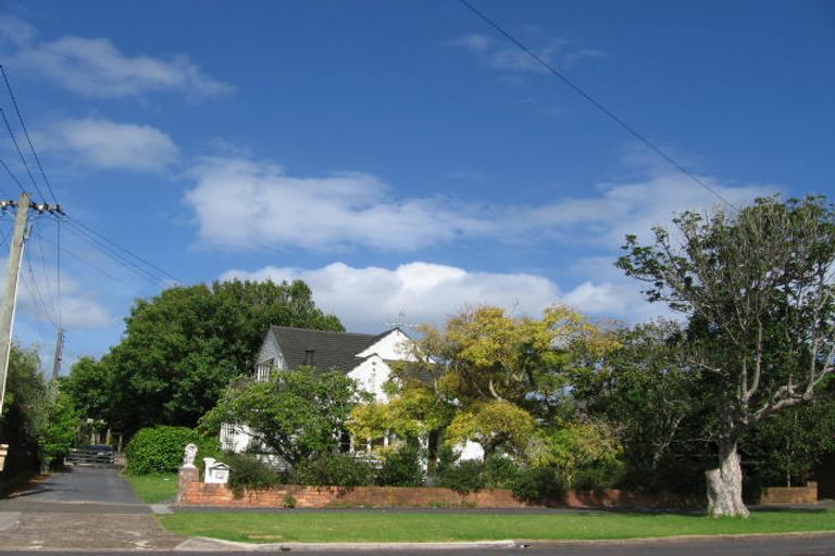 Photo of property in 11 Saltburn Road, Milford, Auckland, 0620