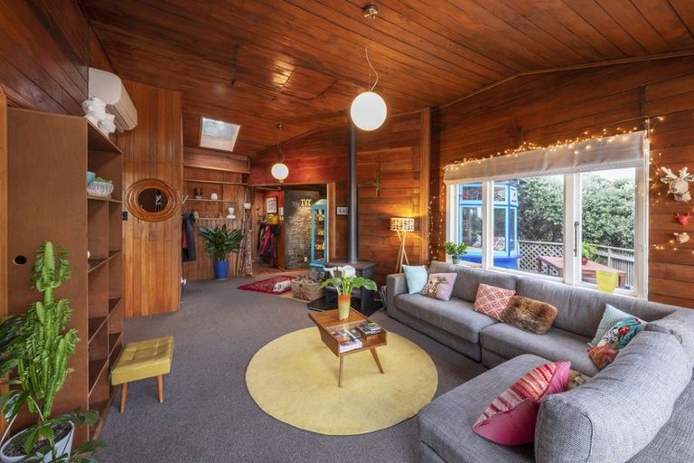 Photo of property in 11 Cave Road, Houghton Bay, Wellington, 6023