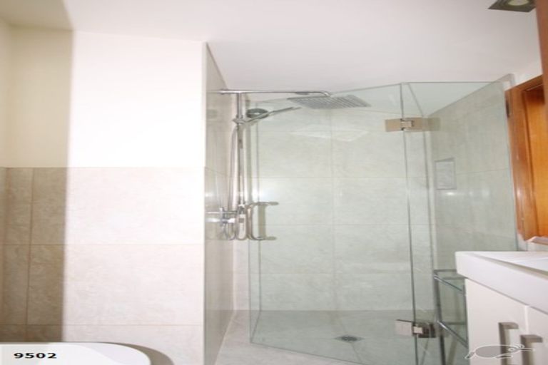 Photo of property in 2/162 East Coast Road, Forrest Hill, Auckland, 0620