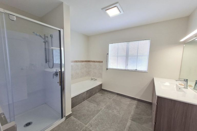 Photo of property in 14 Redfern Lane, Glenfield, Auckland, 0629