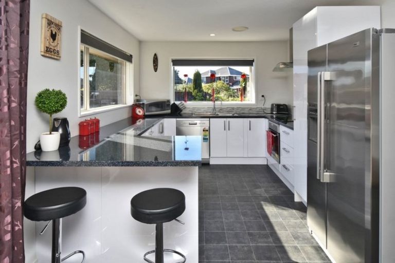 Photo of property in 8 Parkwood Place, Parklands, Christchurch, 8083