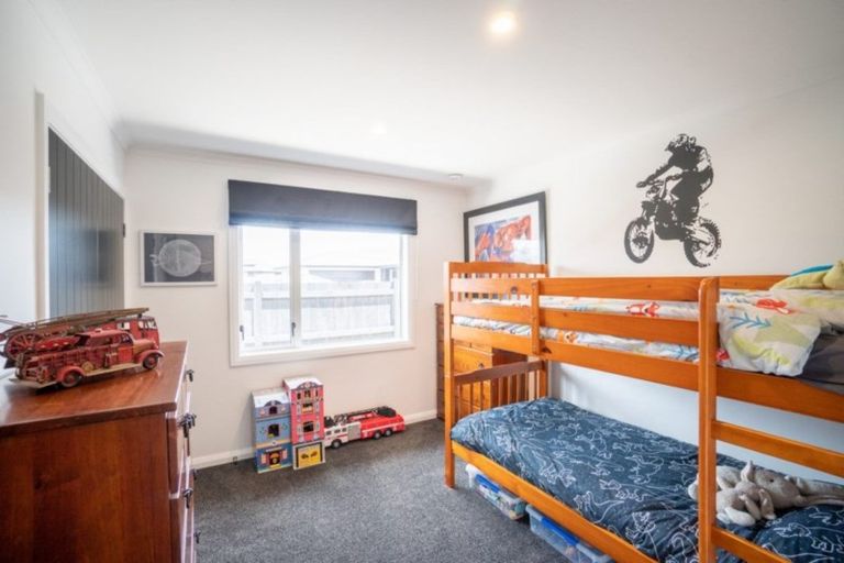 Photo of property in 103 Johnstone Drive, Fitzherbert, Palmerston North, 4410