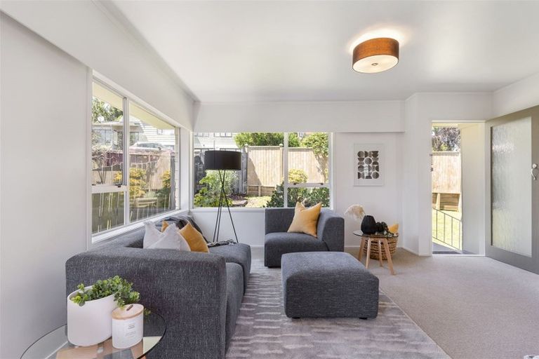 Photo of property in 2/79 Moore Street, Hillcrest, Auckland, 0627