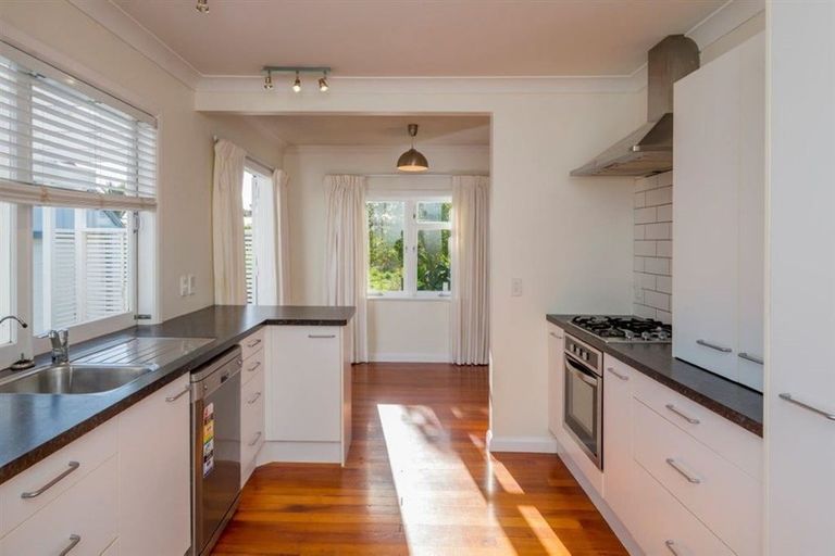 Photo of property in 180 Te Moana Road, Waikanae, 5036