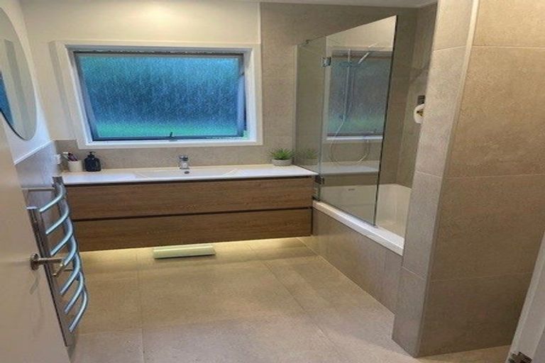 Photo of property in 1/41 Ravenwood Drive, Forrest Hill, Auckland, 0620