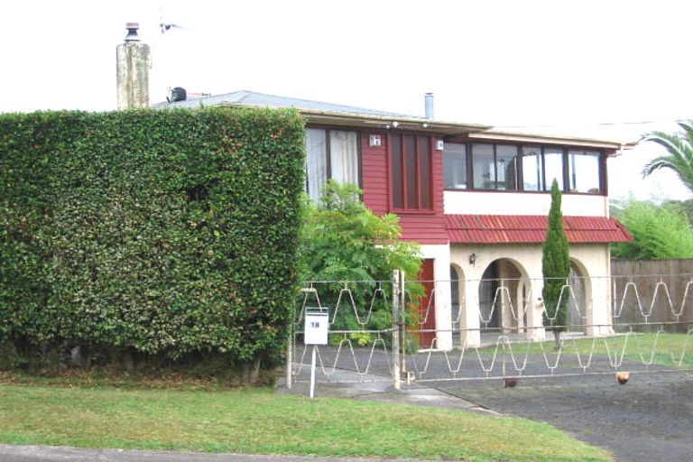 Photo of property in 18 Phelps Place, Glendene, Auckland, 0602