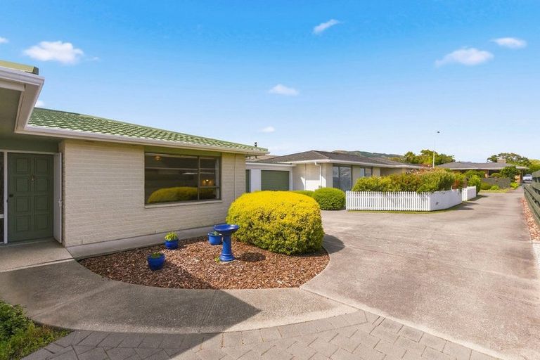 Photo of property in 48a Rewarewa Crescent, Waikanae, 5036