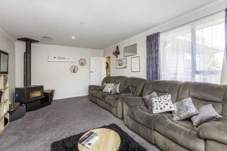 Photo of property in 16 Omaha Grove, Totara Park, Upper Hutt, 5018