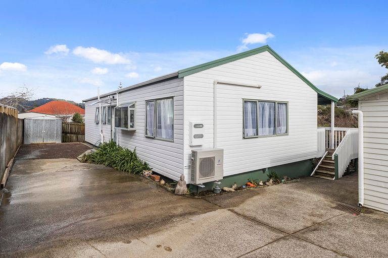 Photo of property in 1/62 Savoy Road, Glen Eden, Auckland, 0602