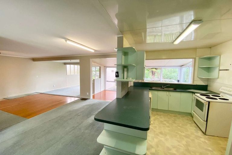 Photo of property in 35 Sunnyside Road, Sunnyvale, Auckland, 0612