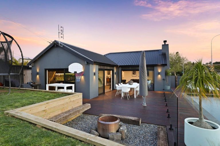 Photo of property in 2 Somerville Road, Shelly Park, Auckland, 2014