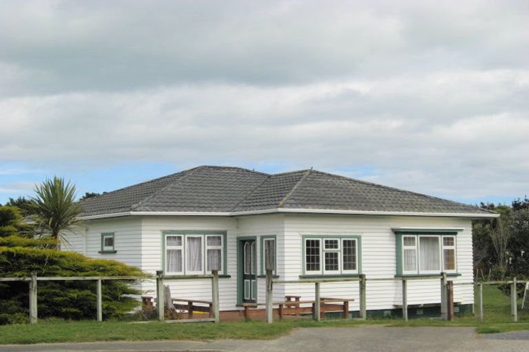 Photo of property in 6 Mavis Avenue, Waikawa Beach, Levin, 5573