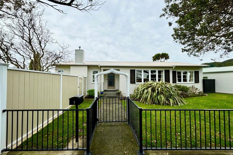 Photo of property in 1 Russell Street, Waterloo, Lower Hutt, 5011