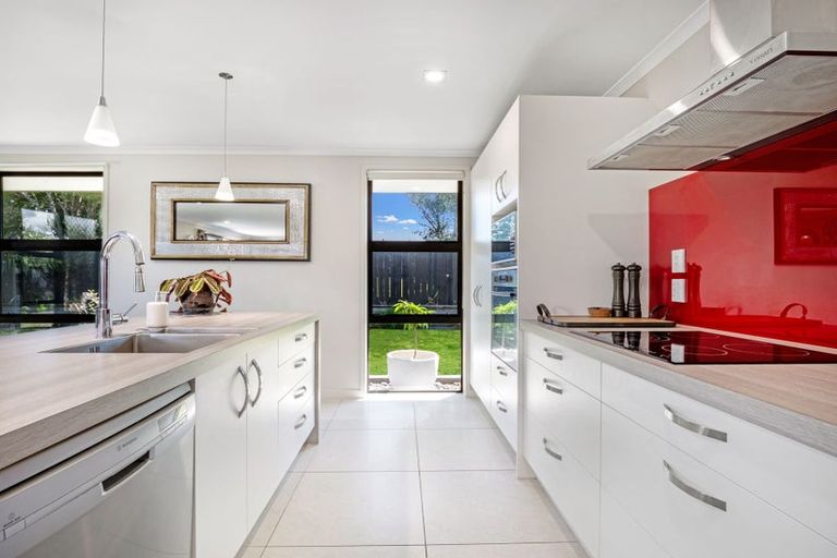 Photo of property in 10 Butterworth Crescent, Papamoa Beach, Papamoa, 3118