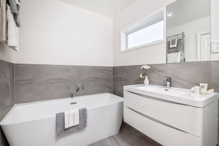 Photo of property in 28a Luckens Road, West Harbour, Auckland, 0618