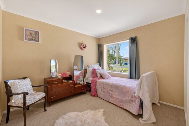 Photo of property in 4 Mcleod Place, Papamoa Beach, Papamoa, 3118