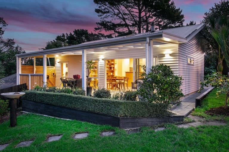 Photo of property in 156 Candia Road, Henderson Valley, Auckland, 0614