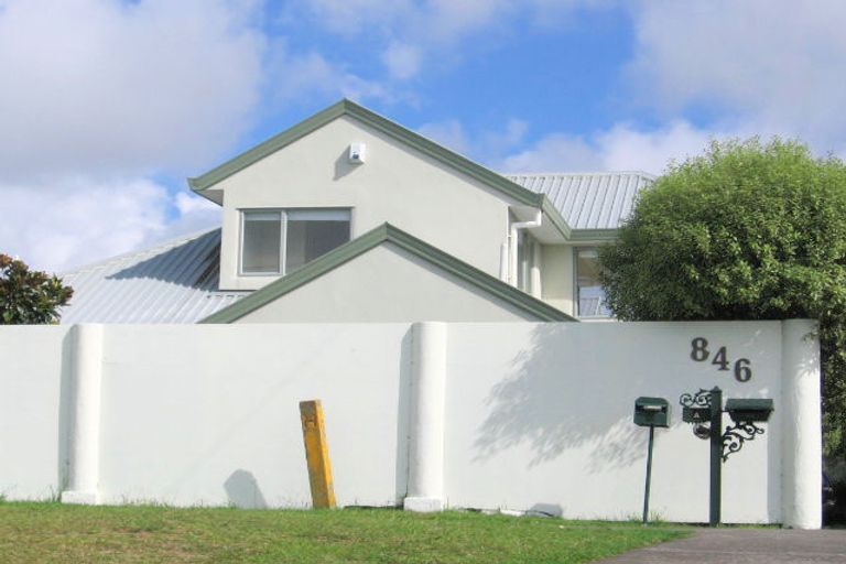 Photo of property in 2/846 East Coast Road, Oteha, Auckland, 0630