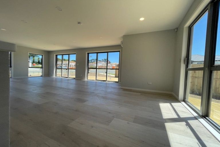 Photo of property in 30 Vinistra Road, Kumeu, 0810