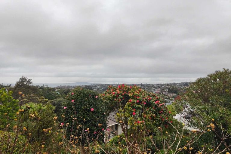 Photo of property in 2/2 Barker Rise, Northcross, Auckland, 0632