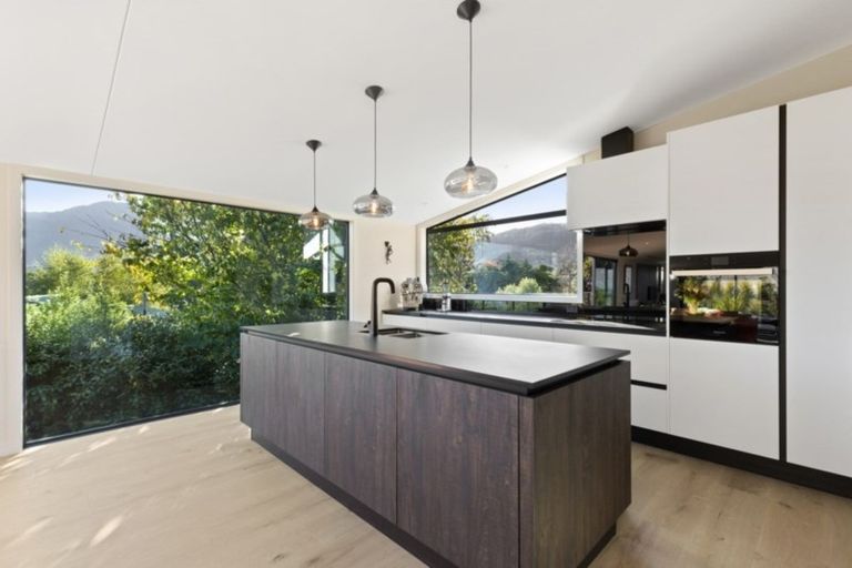 Photo of property in 34 Cedar Drive, Kelvin Heights, Queenstown, 9300