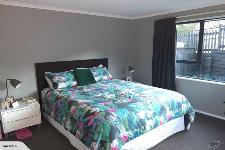 Photo of property in 24 Piper Place, Goodwood Heights, Auckland, 2105