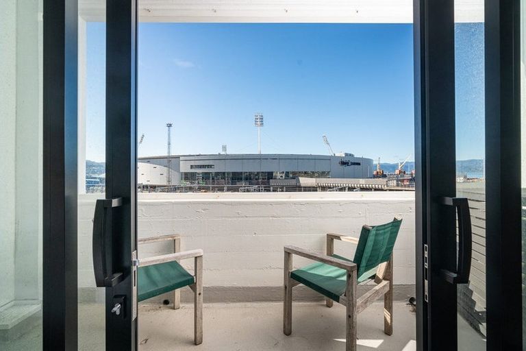 Photo of property in Endeavour Apartments, 10/125 Thorndon Quay, Pipitea, Wellington, 6011