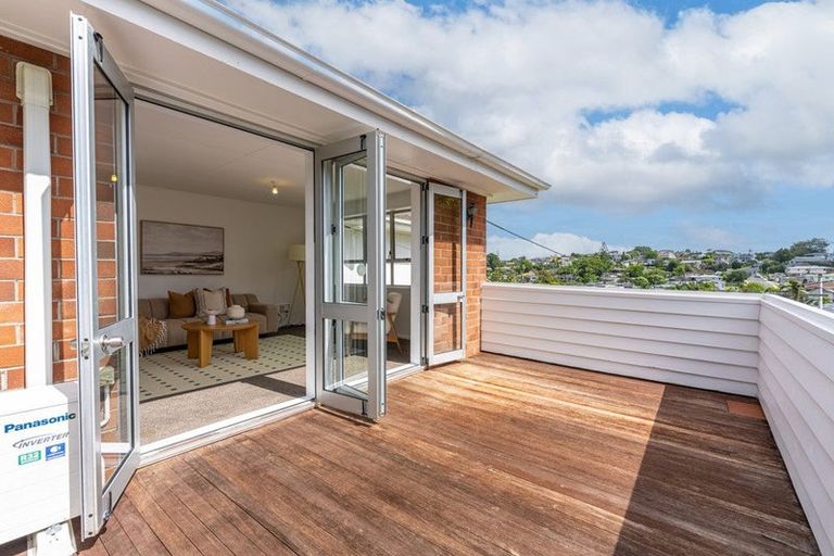 Photo of property in 1 Phillip Parade, Forrest Hill, Auckland, 0620